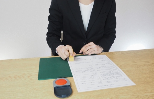 会社の印鑑を押印するイメージ2